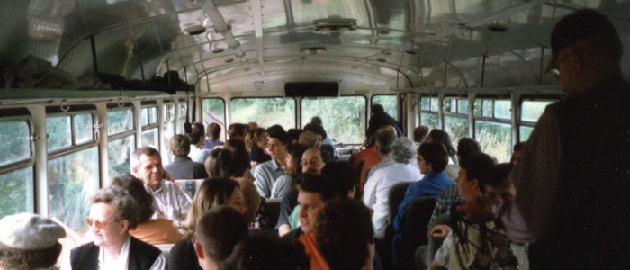 Unterwegs im prall gefüllten Schienenbus
